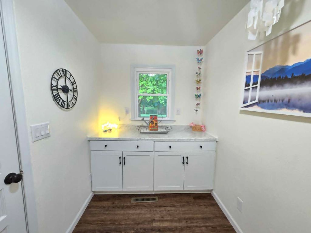 Image 20 of property listing at 15680 N Cooks Drive, Mt Vernon, IL 62864