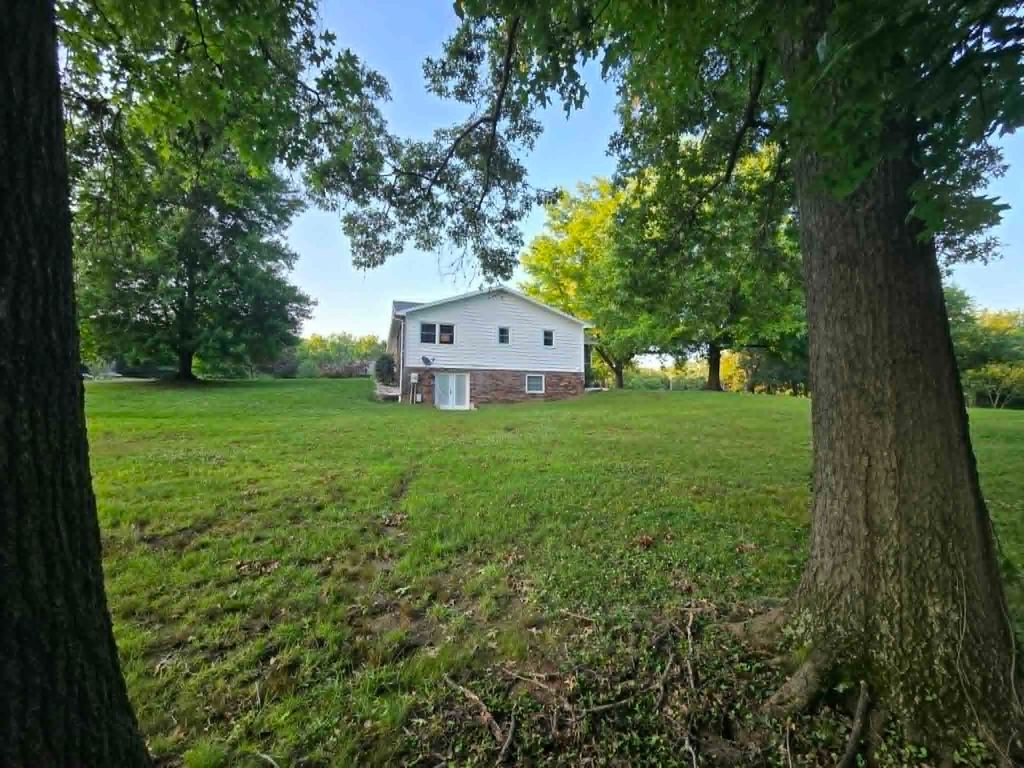 Image 3 of property listing at 15680 N Cooks Drive, Mt Vernon, IL 62864
