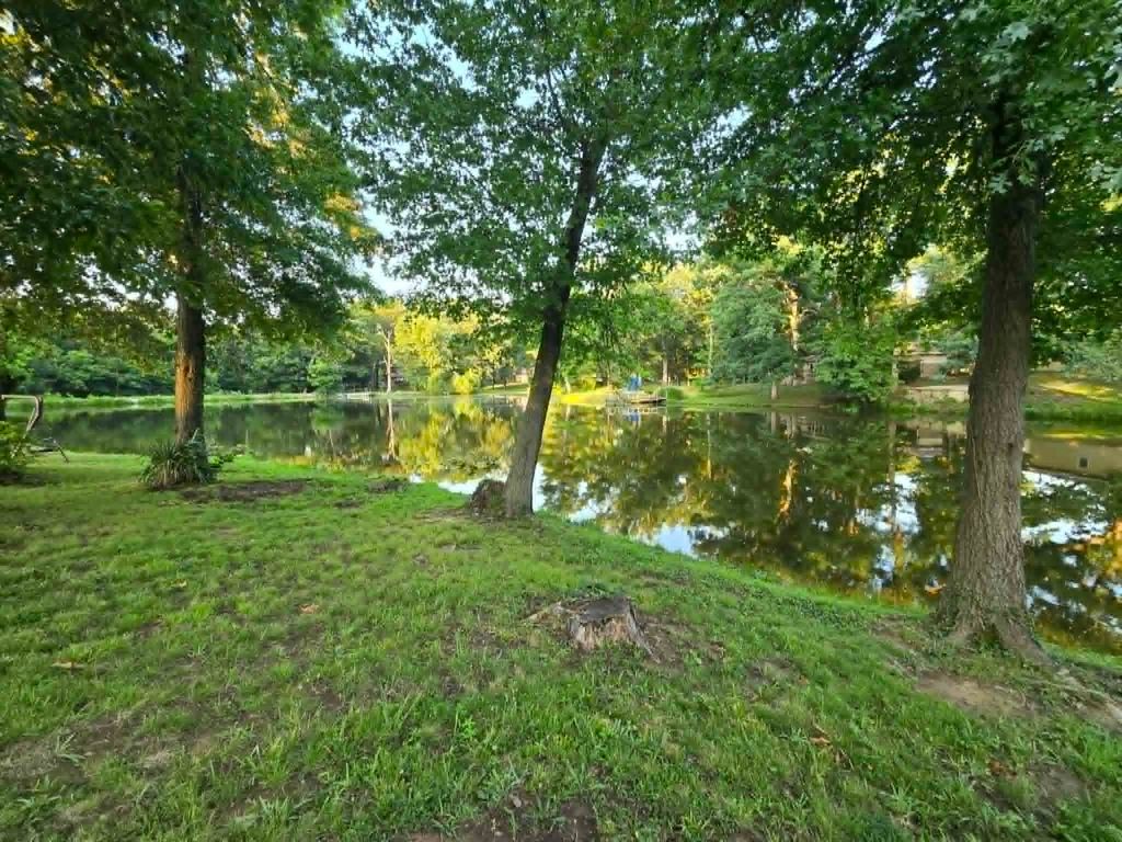 Image 44 of property listing at 15680 N Cooks Drive, Mt Vernon, IL 62864