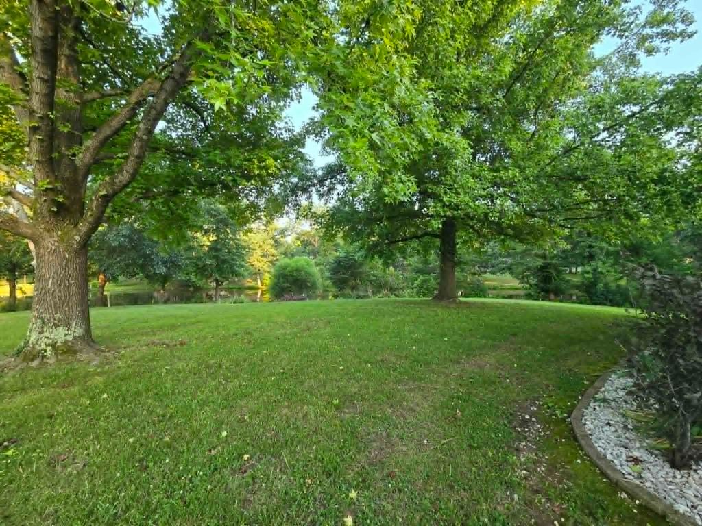Image 9 of property listing at 15680 N Cooks Drive, Mt Vernon, IL 62864