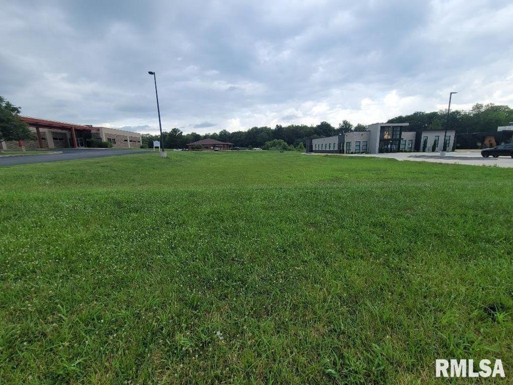 Image 1 of property listing at 3128 Veterans Memorial Drive, Mt Vernon, IL 62864