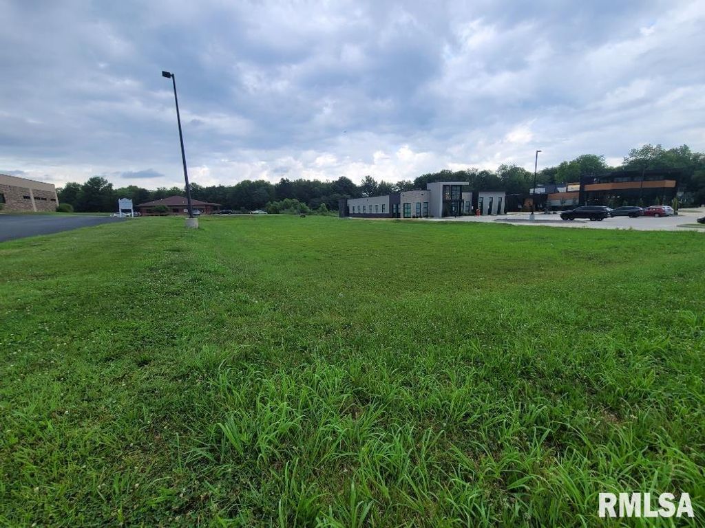 Image 2 of property listing at 3128 Veterans Memorial Drive, Mt Vernon, IL 62864
