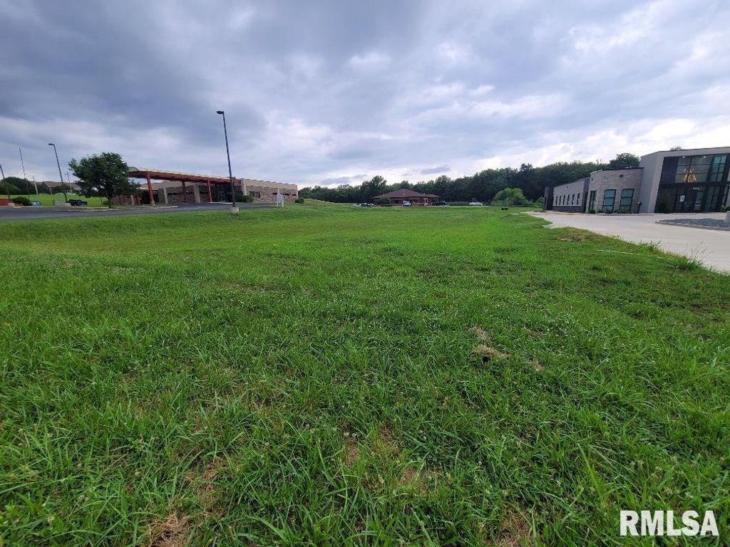 Image 3 of property listing at 3128 Veterans Memorial Drive, Mt Vernon, IL 62864
