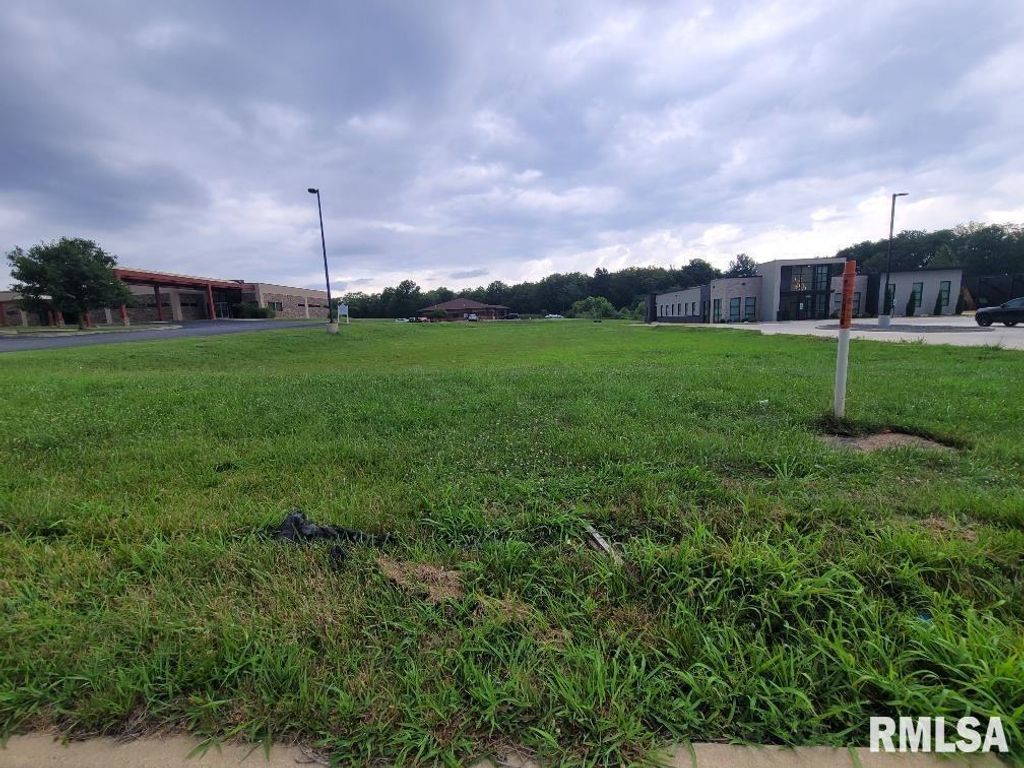 Image 4 of property listing at 3128 Veterans Memorial Drive, Mt Vernon, IL 62864