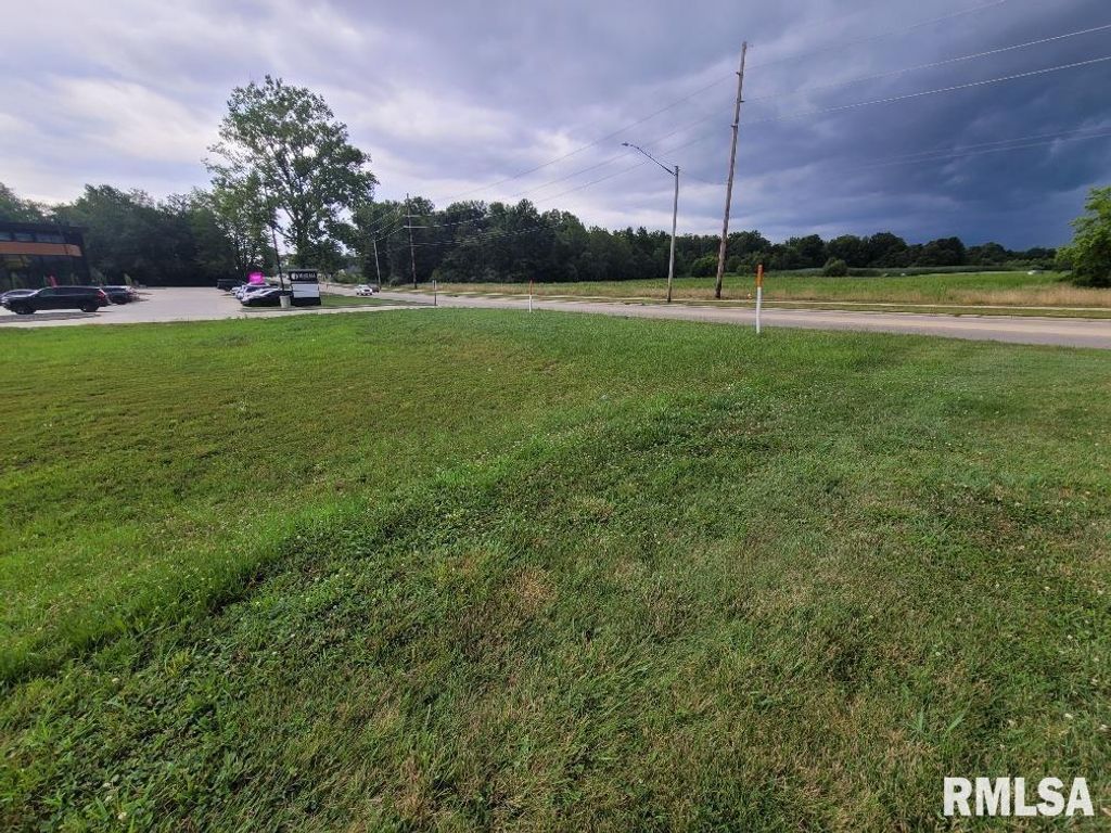 Image 5 of property listing at 3128 Veterans Memorial Drive, Mt Vernon, IL 62864