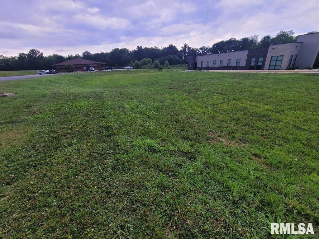 Image 6 of property listing at 3128 Veterans Memorial Drive, Mt Vernon, IL 62864