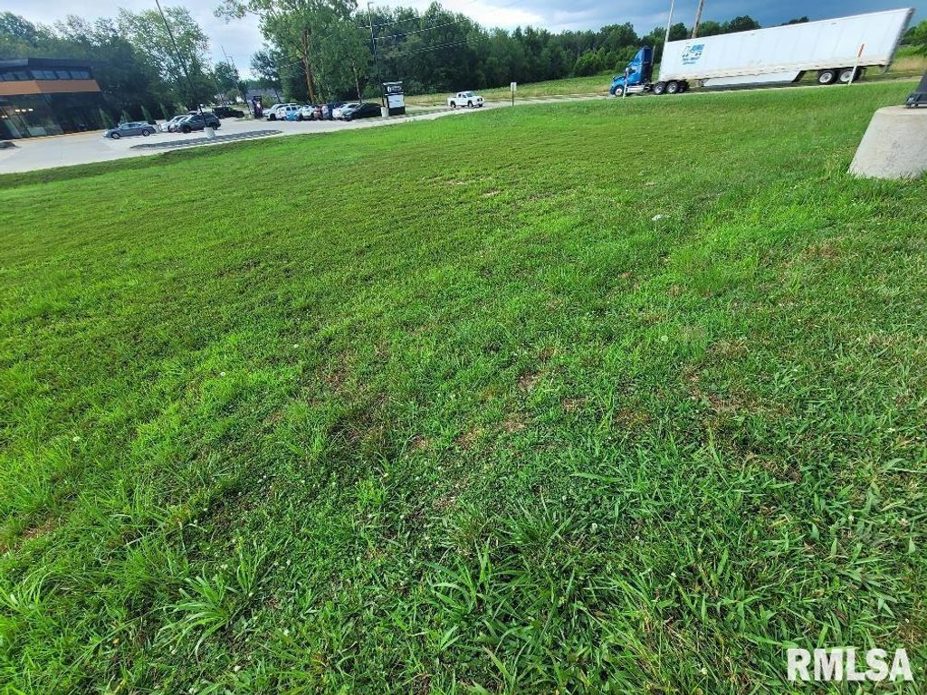 Image 7 of property listing at 3128 Veterans Memorial Drive, Mt Vernon, IL 62864