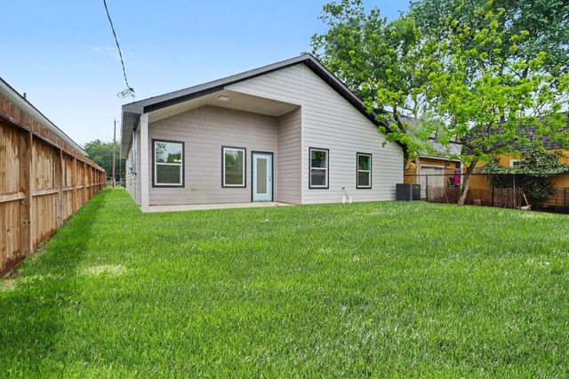 708 S Carroll Street, La Porte, TX 77571