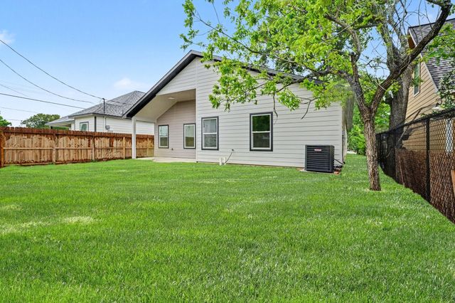 708 S Carroll Street, La Porte, TX 77571