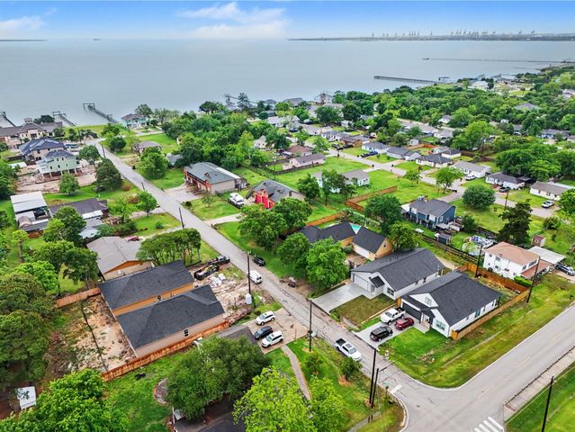 708 S Carroll Street, La Porte, TX 77571