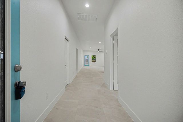 708 S Carroll Street, La Porte, TX 77571