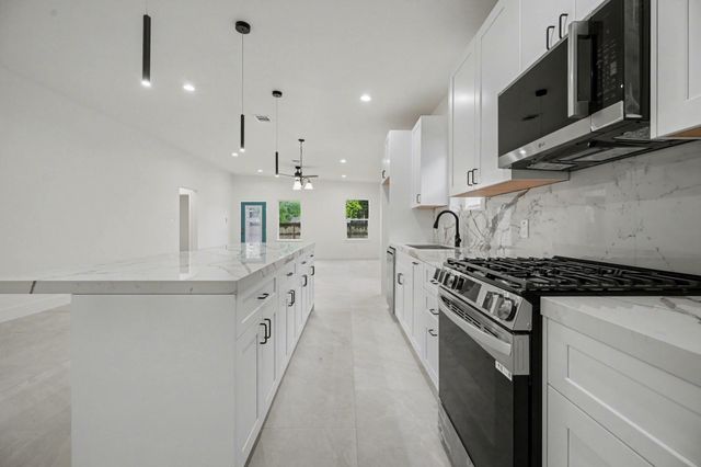 708 S Carroll Street, La Porte, TX 77571