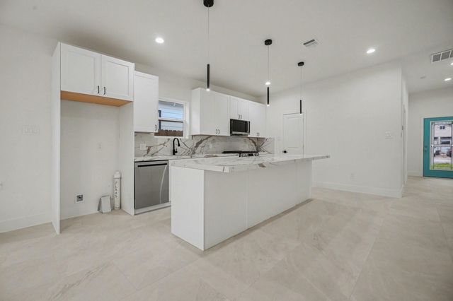 708 S Carroll Street, La Porte, TX 77571