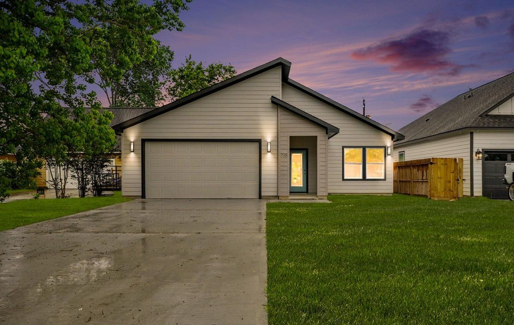 708 S Carroll Street, La Porte, TX 77571