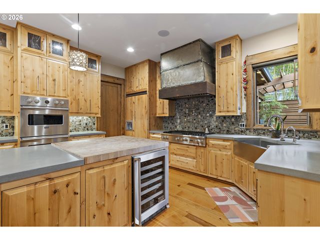 2826 COEUR D ALENE Dr, West Linn, OR 97068