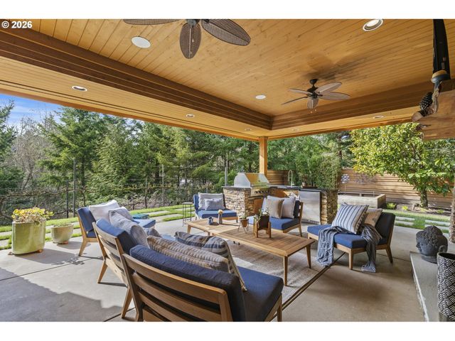 2826 COEUR D ALENE Dr, West Linn, OR 97068