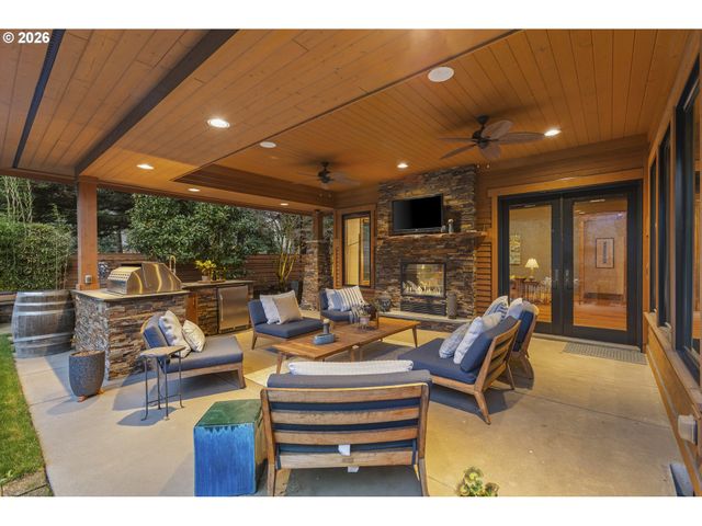 2826 COEUR D ALENE Dr, West Linn, OR 97068