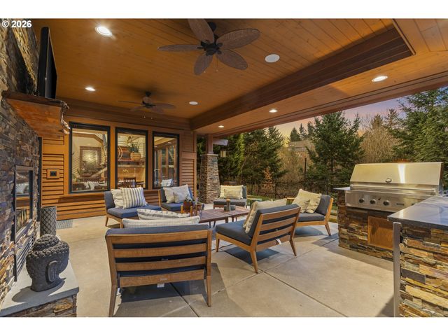 2826 COEUR D ALENE Dr, West Linn, OR 97068