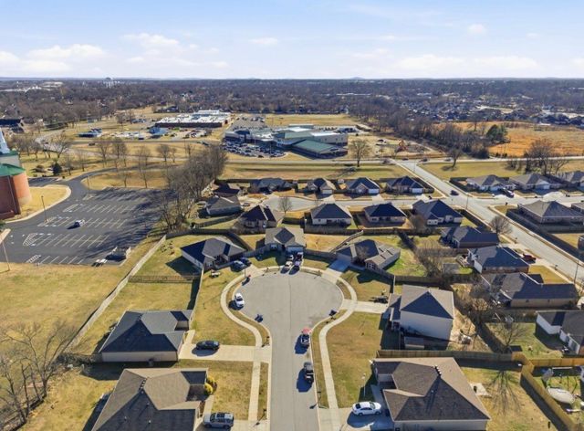 2002 N Yarmouth Court, Siloam Springs, AR 72761