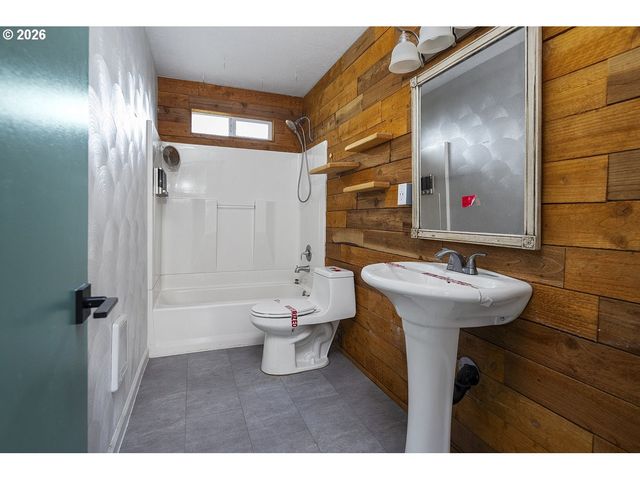 14525 Se FAIROAKS Ave, Milwaukie, OR 97267