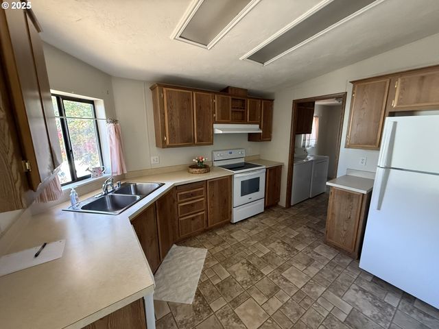 100 RIVER BEND Rd 25, Reedsport, OR 97467