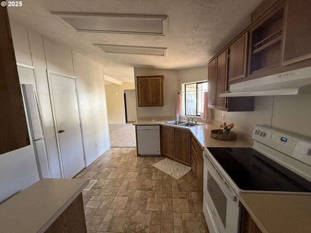 100 RIVER BEND Rd 25, Reedsport, OR 97467