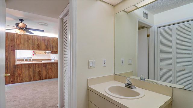 15206 W POND WOODS DRIVE, Tampa, FL 33618