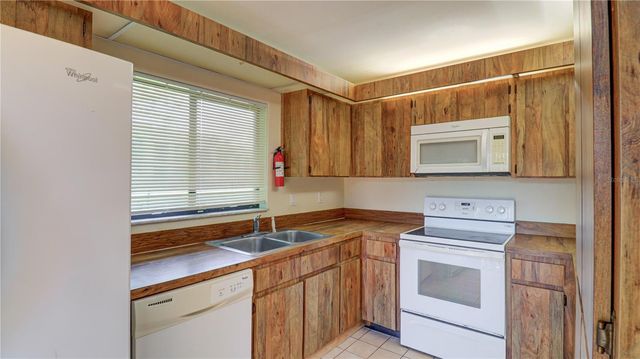 15206 W POND WOODS DRIVE, Tampa, FL 33618
