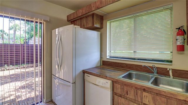 15206 W POND WOODS DRIVE, Tampa, FL 33618