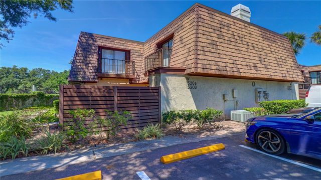 15206 W POND WOODS DRIVE, Tampa, FL 33618