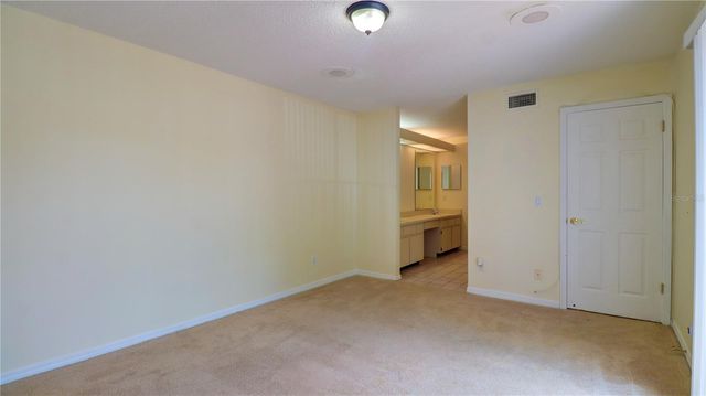 15206 W POND WOODS DRIVE, Tampa, FL 33618