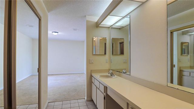 15206 W POND WOODS DRIVE, Tampa, FL 33618