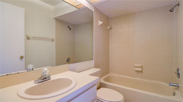 15206 W POND WOODS DRIVE, Tampa, FL 33618