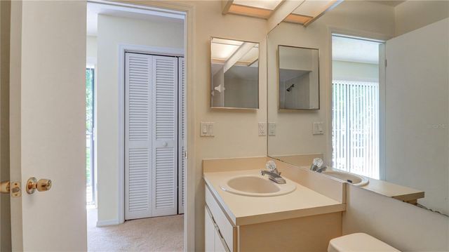 15206 W POND WOODS DRIVE, Tampa, FL 33618