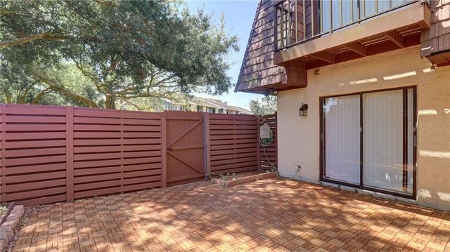 15206 W POND WOODS DRIVE, Tampa, FL 33618