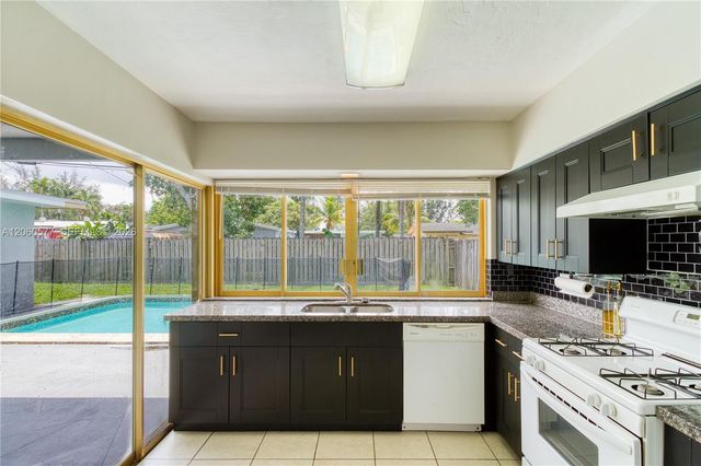6620 NW 21st Ct, Sunrise, FL 33313