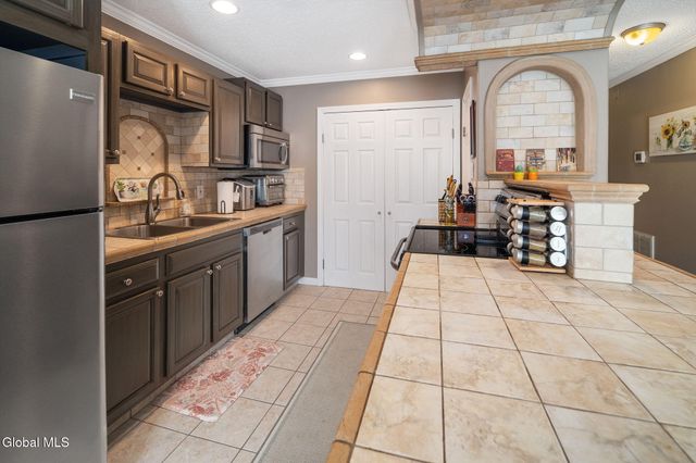 1710 Cambridge Manor Drive, Schenectady, NY 12302