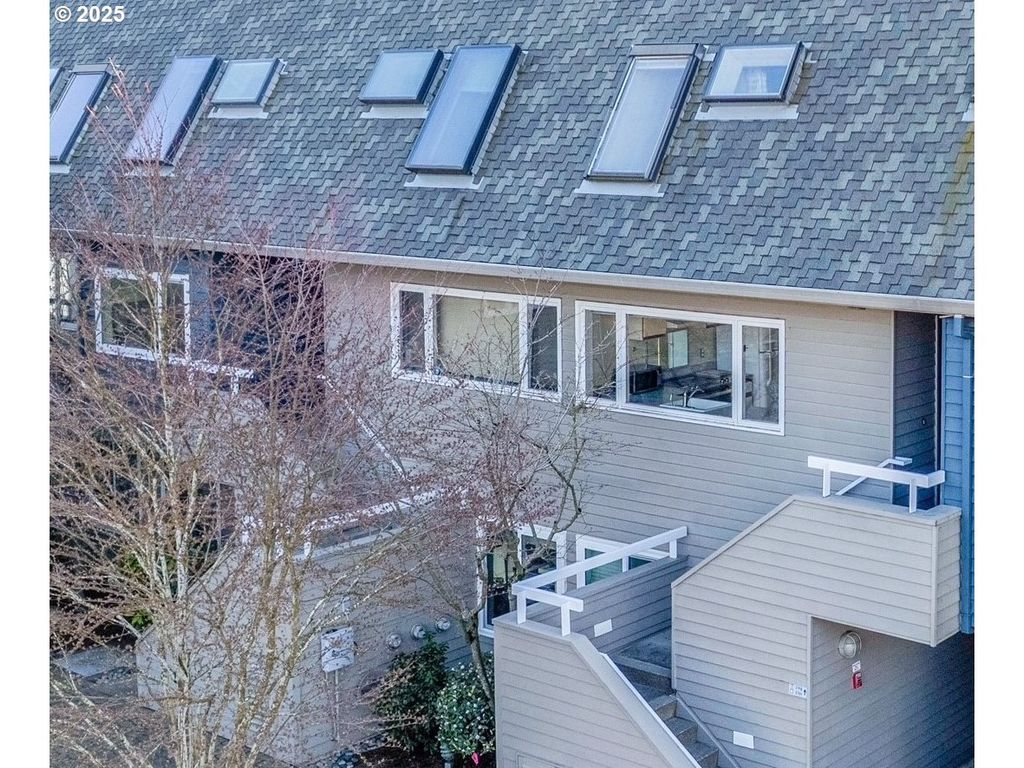 194 N HAYDEN BAY Dr, Portland, OR 97217