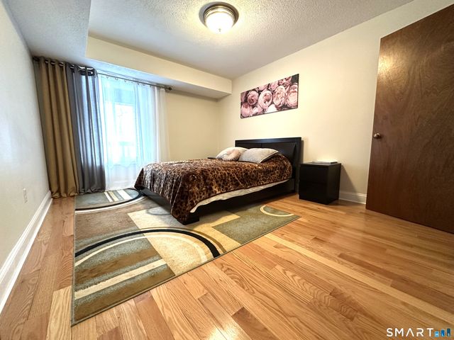 95 Woodsedge Drive APT 5C, Newington, CT 06111