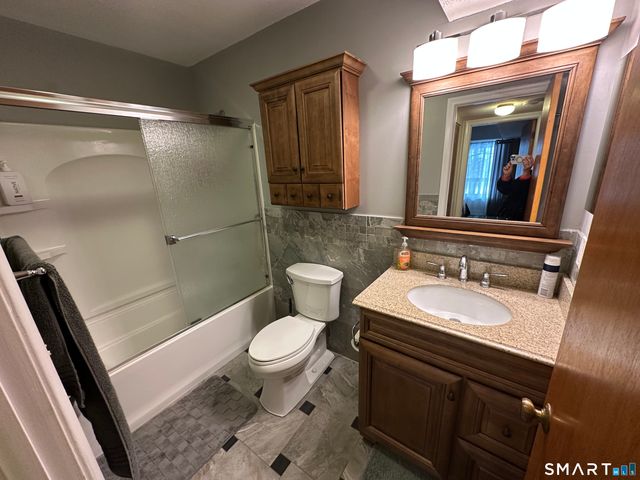 95 Woodsedge Drive APT 5C, Newington, CT 06111