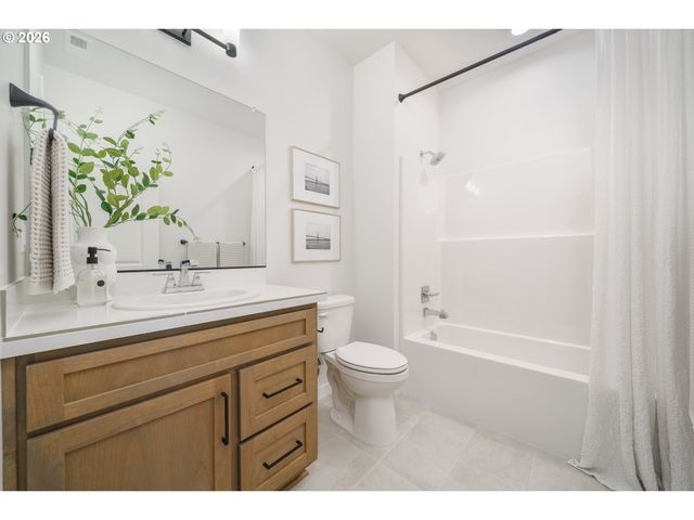 2329 E WOLFPACK St, La Center, WA 98629