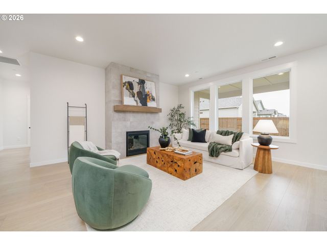 2329 E WOLFPACK St, La Center, WA 98629