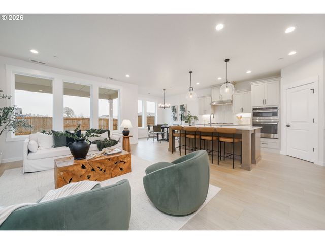 2329 E WOLFPACK St, La Center, WA 98629