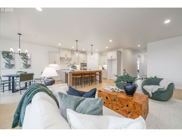 2329 E WOLFPACK St, La Center, WA 98629