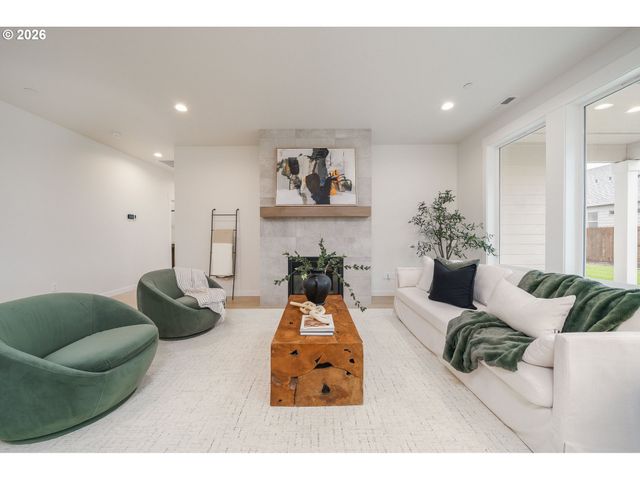 2329 E WOLFPACK St, La Center, WA 98629