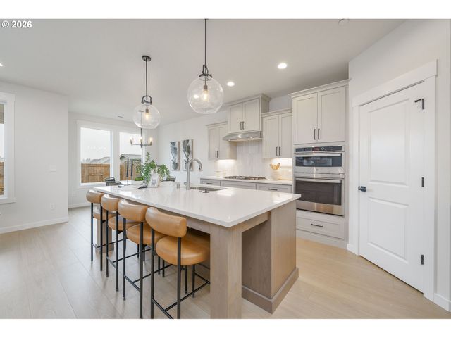 2329 E WOLFPACK St, La Center, WA 98629