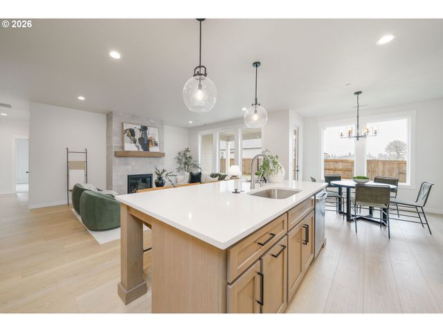 2329 E WOLFPACK St, La Center, WA 98629