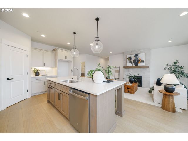 2329 E WOLFPACK St, La Center, WA 98629