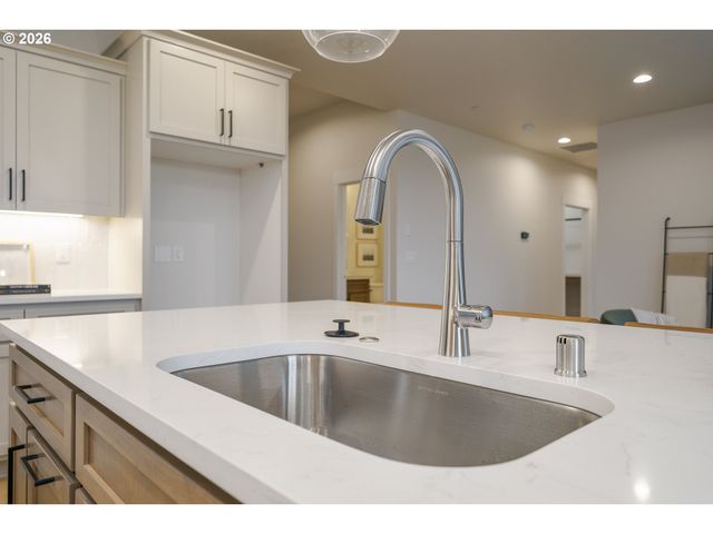 2329 E WOLFPACK St, La Center, WA 98629