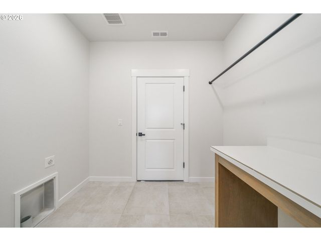2329 E WOLFPACK St, La Center, WA 98629